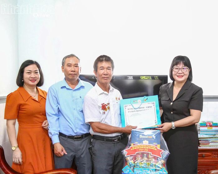 Lãnh đạo phường Nam Nha Trang trao quà cho thương binh Lê Văn Xuân.