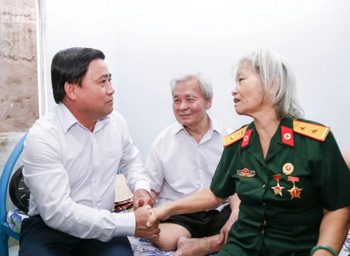 Đồng chí Lâm Đông thăm hỏi đời sống của gia đình thương binh Nguyễn Tấn Hùng.