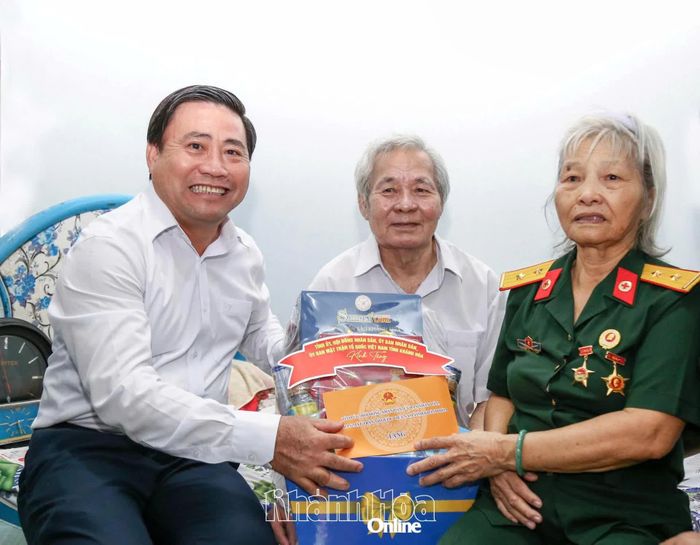 Đồng chí Lâm Đông trao quà cho gia đình thương binh Nguyễn Tấn Hùng.