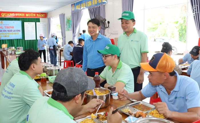 Ông Bùi Hoài Nam và lãnh đạo Công ty Cổ phần Thực phẩm Cánh Đồng Việt thăm hỏi, động viên người lao động tại "Bữa cơm công đoàn".