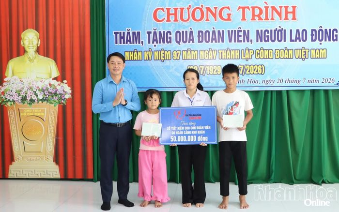 Ông Bùi Hoài Nam trao 2 sổ tiết kiệm cho con đoàn viên có hoàn cảnh đặc biệt khó khăn.
