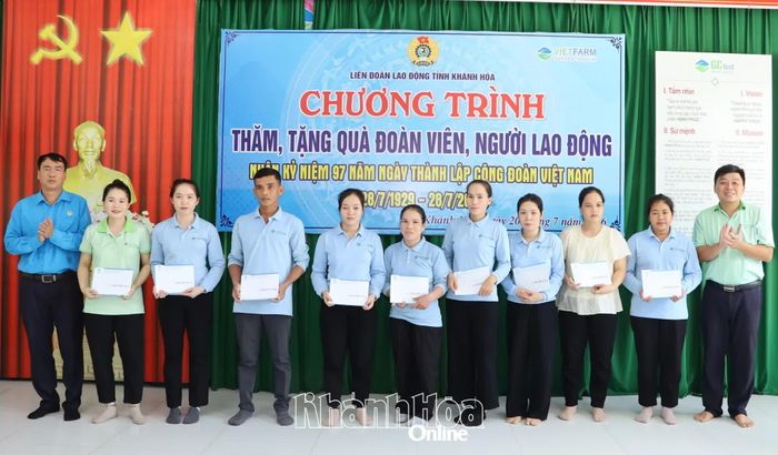 Lãnh đạo Liên đoàn Lao động tỉnh trao quà cho đoàn viên, người lao động.