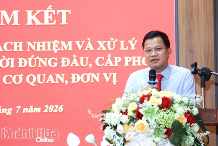 Lãnh đạo Ban Quản lý Dự án Phát triển tỉnh phát biểu giao nhiệm vụ tại lễ ký cam kết.