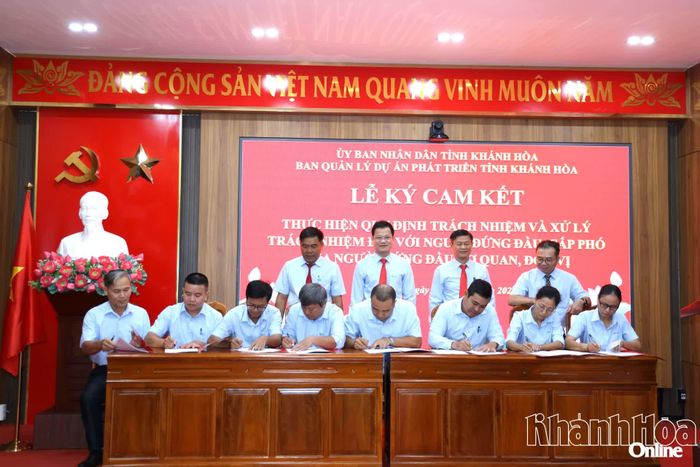 Lãnh đạo các phòng, ban trực thuộc ký cam kết.