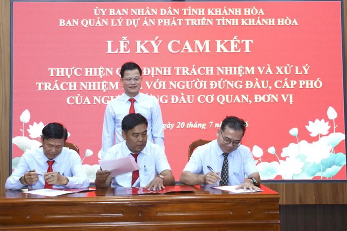 Các phó giám đốc Ban Quản lý Dự án Phát triển tỉnh ký cam kết trách nhiệm cấp phó với người đứng đầu.