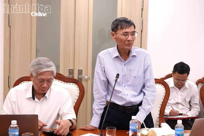 Giảng viên Học viện Chính trị quốc gia Hồ Chí Minh nêu ý kiến tại buổi tọa đàm, thảo luận.