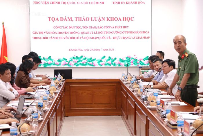 Đại diện Công an tỉnh Khánh Hòa nêu ý kiến tại buổi tọa đàm, thảo luận.