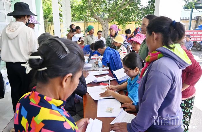 Đông đảo người dân đến điểm Trạm Y tế Phước Kháng để đăng ký khám sức khỏe định kỳ miễn phí.
