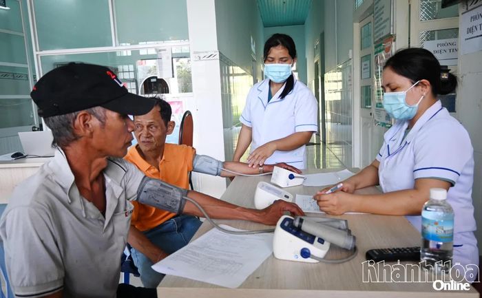 Người dân được kiểm tra các chỉ số sức khỏe ban đầu để phát hiện sớm các bệnh lý.