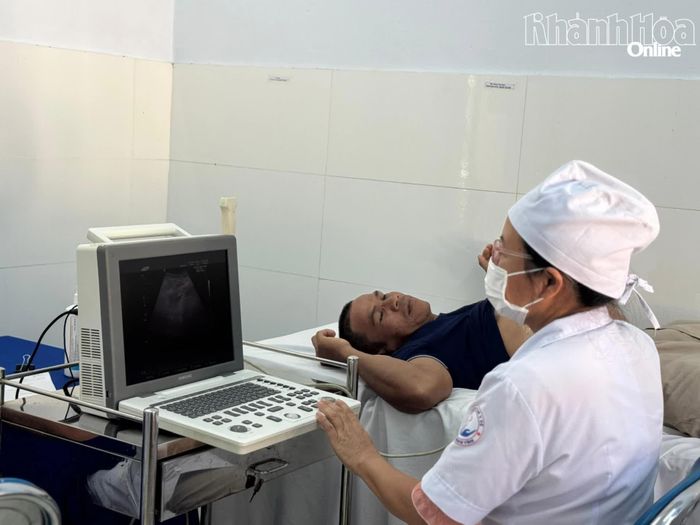 Người dân được thực hiện siêu âm sàng lọc một số bệnh.