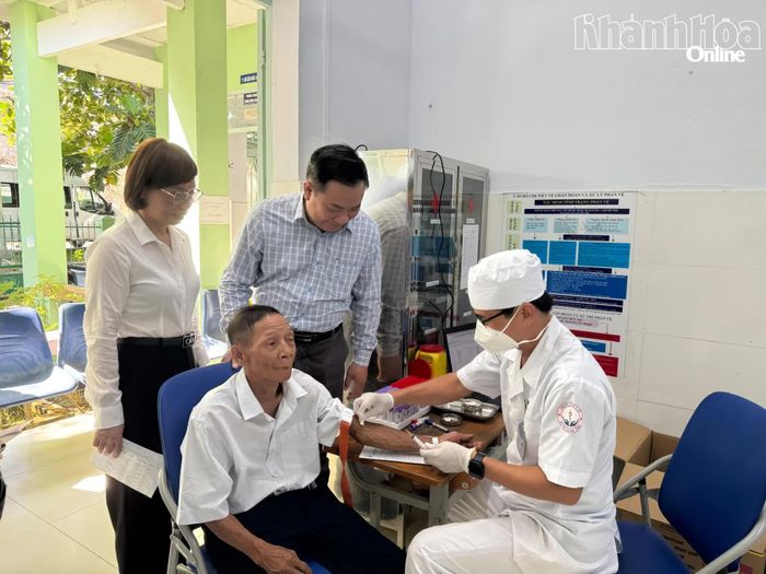 Người dân được lấy máu để xét nghiệm sàng lọc một số bệnh.