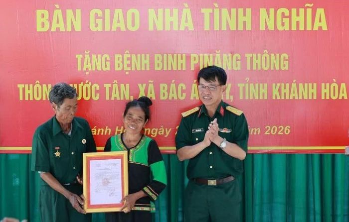 Đại diện Bộ Chỉ huy Quân sự tỉnh trao quyết định tặng Nhà tình nghĩa cho gia đình bệnh binh Pinăng Thông.
