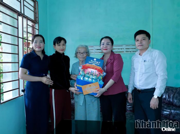 Đồng chí Phạm Thị Xuân Trang đến thăm, tặng quà gia đình bà Trà Thị Hường.
