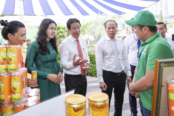 Các đồng chí: Nguyễn Khắc Hà - Phó Bí thư Tỉnh ủy, Chủ tịch Ủy ban MTTQ Việt Nam tỉnh và Nguyễn Long Biên - Ủy viên Ban Thường vụ Tỉnh ủy, Phó Chủ tịch Thường trực UBND tỉnh tham quan gian hàng xoài của xã Cam Lâm.