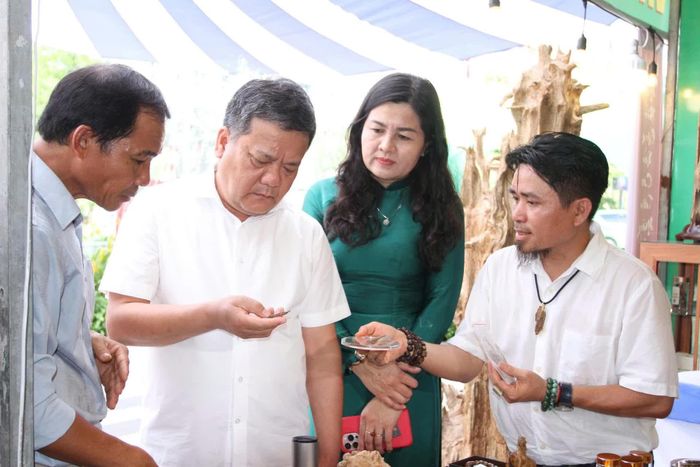 Đồng chí Trần Phong - Ủy viên Trung ương Đảng, Bí thư Tỉnh ủy tham quan gian hàng trầm hương tại Tuần lễ nông sản và sản phẩm OCOP.
