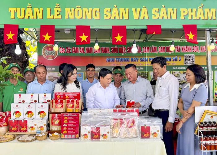 Đồng chí Lâm Đông - Phó Bí thư Tỉnh ủy, Chủ tịch HĐND tỉnh tham quan gian hàng tại Tuần lễ nông sản và sản phẩm OCOP.