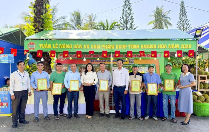 Ban tổ chức trao chứng nhận cho các gian hàng tích cực tham gia Tuần lễ nông sản và sản phẩm OCOP tỉnh Khánh Hòa năm 2026.