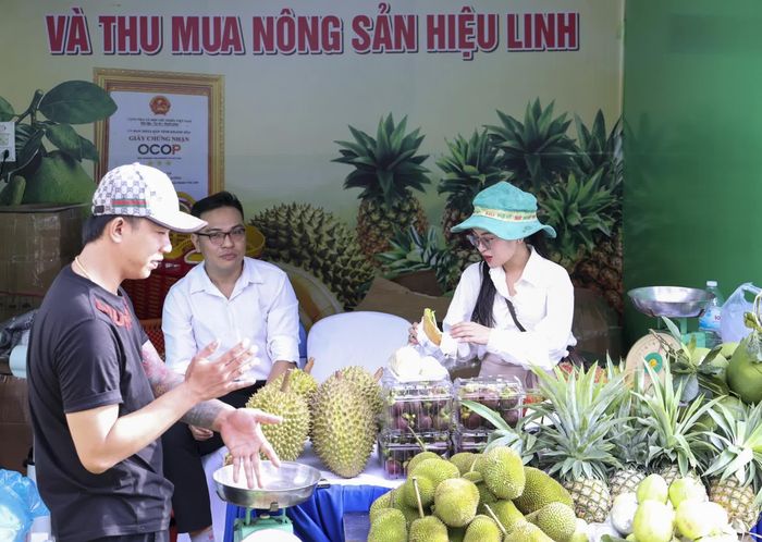 Người dân tham quan, mua sắm tại tuần lễ.