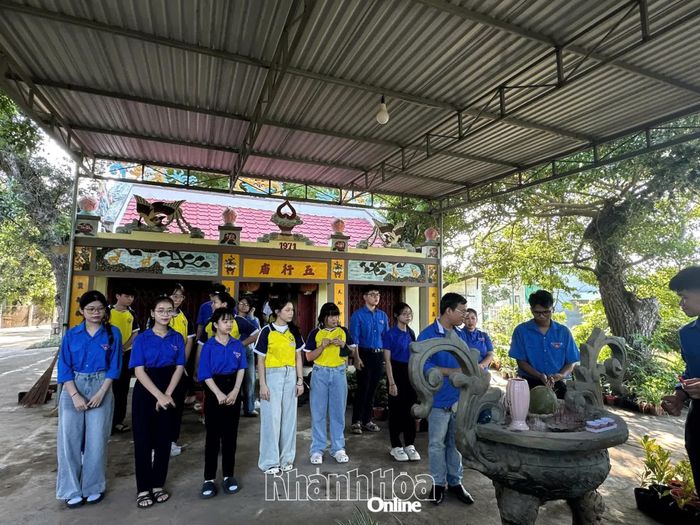 Đoàn viên, thanh niên dâng hương tưởng niệm tại Miếu Năm Bà.