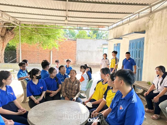 Đoàn viên, thanh niên phường Bảo An nghe giới thiệu về di tích Miếu Năm Bà.