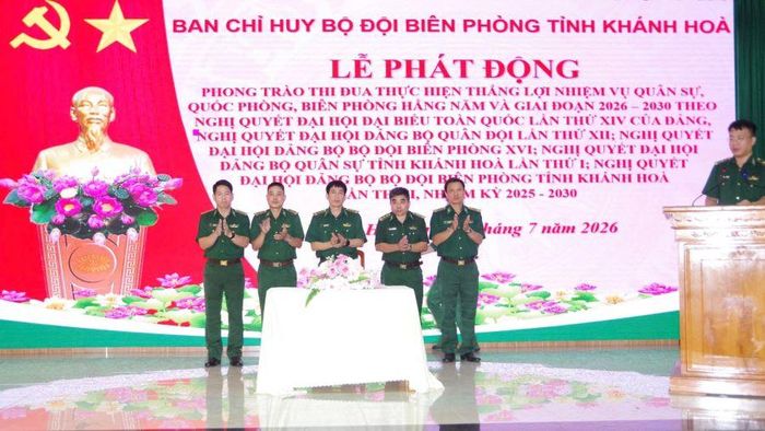 Các đơn vị trong Ban Chỉ huy Bộ đội Biên phòng tỉnh ký giao ước thi đua tại lễ phát động.