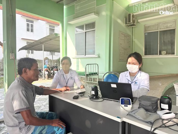 Đội ngũ y, bác sĩ đo huyết áp cho người dân.