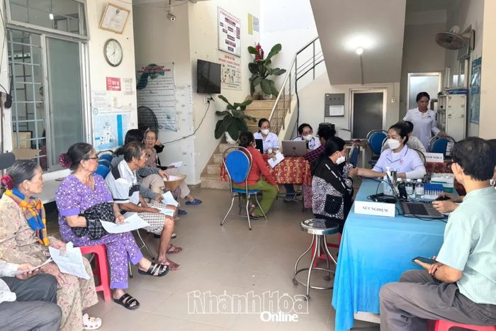 Người dân xã Nam Ninh Hòa tới khám sức khỏe tại chương trình.