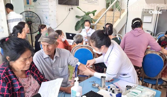 Đội ngũ y, bác sĩ Bệnh viện Đa khoa khu vực Ninh Hòa lấy mẫu máu xét nghiệm cho người dân.