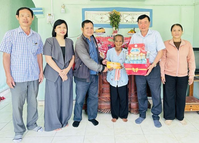 Lãnh đạo xã Khánh Sơn thăm, tặng quà cho bà Cao Thị Bánh.