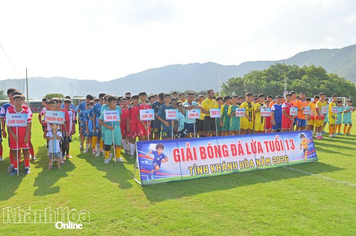 Các đội bóng tham dự lễ khai mạc giải đấu.