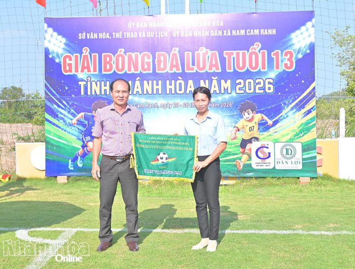 Ông Nguyễn Tuấn Thanh - Phó Giám đốc Sở Văn hóa, Thể thao và Du lịch, Trưởng Ban tổ chức giải trao cờ lưu niệm cho lãnh đạo xã Nam Cam Ranh, đơn vị đăng cai giải đấu.