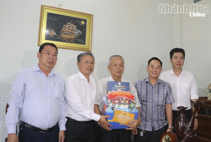 Đồng chí Trần Hòa Nam trao quà cho gia đình ông Nguyễn Văn Hiểu.