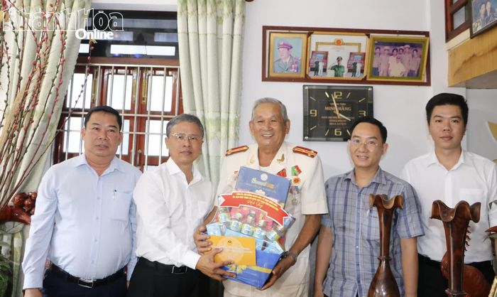 Phó Chủ tịch UBND tỉnh Trần Hòa Nam trao quà cho gia đình ông Nguyễn Văn Quy.
