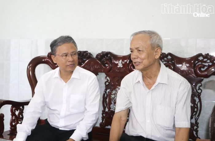 Đồng chí Trần Hòa Nam thăm hỏi đời sống gia đình ông Nguyễn Văn Hiểu.
