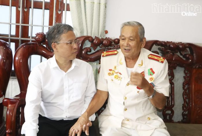 Phó Chủ tịch UBND tỉnh Trần Hòa Nam thăm hỏi sức khỏe, đời sống gia đình ông Nguyễn Văn Quy.