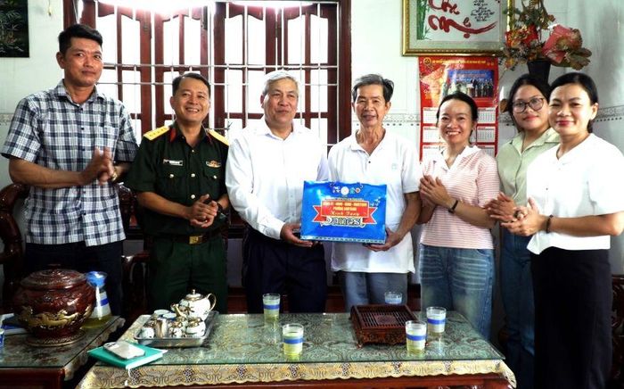 Đoàn công tác phường Cam Ranh thăm, tặng quà cho gia đình ông Nguyễn Ngọc Dần.
