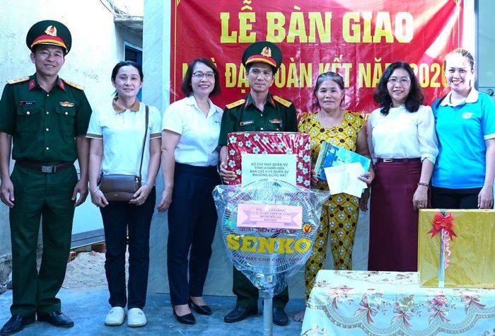Các đơn vị tặng quà cho gia đình bà Đào Thị Thanh Liên tại lễ bàn giao.