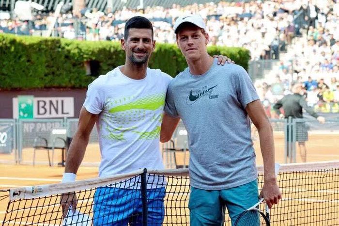 Djokovic (trái) và Sinner