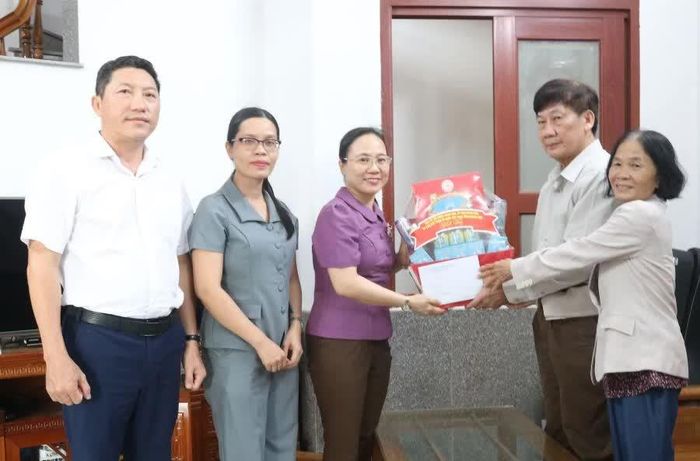 Lãnh đạo Đảng ủy phường Phan Rang thăm, tặng quà của UBND tỉnh cho gia đình ông Nguyễn Đức Đại.