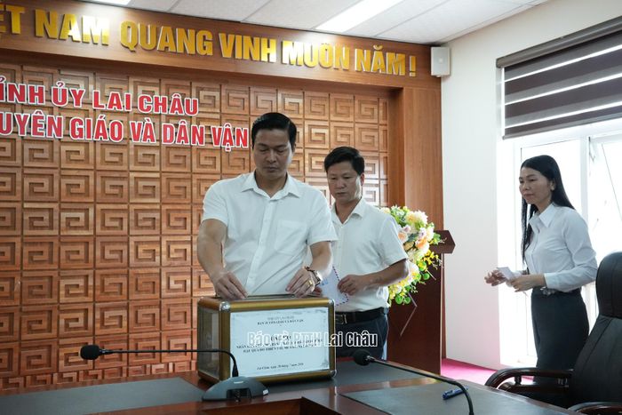 Lãnh đạo, cán bộ Ban TG&DV Tỉnh ủy Lai Châu ủng hộ tại lễ phát động.