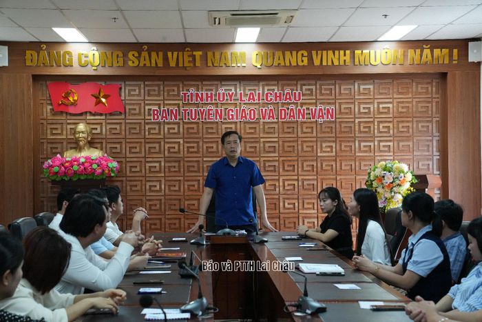 Đồng chí Lê Đức Dục - Ủy viên Ban Thường vụ, Trưởng Ban TG&DV Tỉnh ủy phát biểu tại buổi quyên góp.