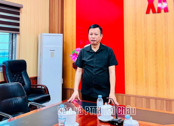 Đồng chí Nguyễn Văn Thăng - Bí thư Đảng ủy, Chủ tịch HĐND xã Mường Kim chia sẻ với xã Mường Than trước thiên tai gây ra cho người dân.