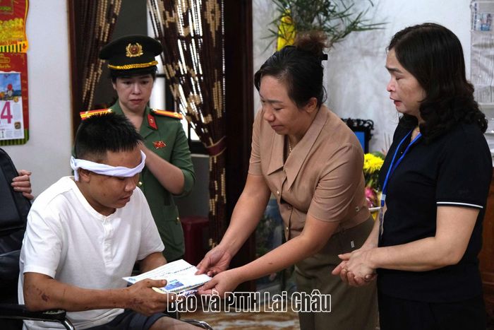 Đồng chí Ngô Thị Bích Hạnh - Chủ tịch Hội LHPN tỉnh thăm gia đình bị ảnh hưởng bởi trận lũ quét tại xã Mường Than.