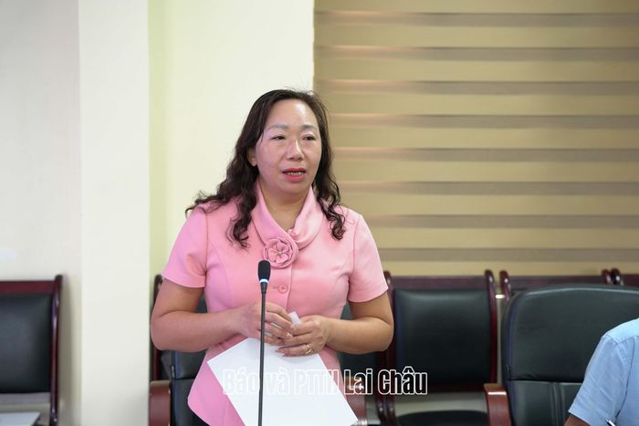 Đồng chí Ngô Thị Bích Hạnh - Tỉnh ủy viên, Phó Chủ tịch Ủy ban MTTQ Việt Nam tỉnh, Chủ tịch Hội LHPN tỉnh phát biểu tại hội nghị.