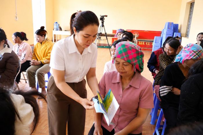 Cán bộ phụ nữ xã Tân Uyên phát tờ rơi tuyên truyền về bình đẳng giới cho hội viên phụ nữ.