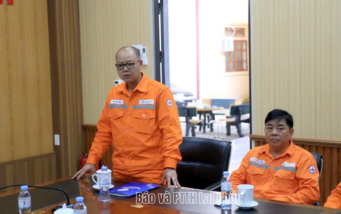 Đồng chí Trần Kim Long - Giám đốc Công ty Điện lực Lai Châu chia sẻ với những khó khăn do thiên tai gây ra tại xã Mường Than.