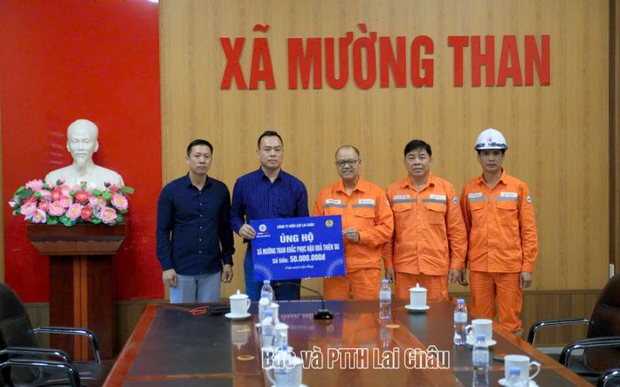 Đoàn công tác Điện lực Lai Châu trao tiền hỗ trợ cho xã Mường Than khắc phục hậu quả thiên tai.
