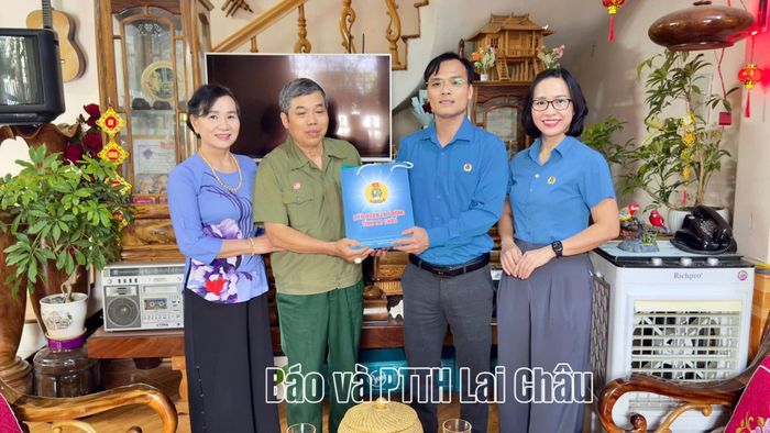 Đồng chí Phạm Ngọc Đang - Phó Chủ tịch LĐLĐ tỉnh trao quà cho thương binh Đỗ Văn Hiến (phường Đoàn Kết).