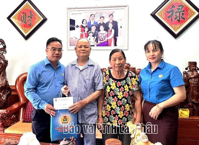 Đồng chí Lương Xuân Trường - Chủ tịch LĐLĐ tỉnh trao quà cho thương binh Nguyễn Văn Vê (phường Tân Phong).