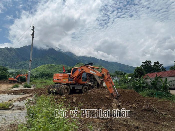 Các đơn vị thi công bắt đầu khởi công xây dựng khu tái định cư cho người dân.